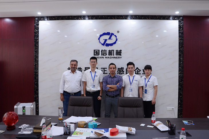 阿聯(lián)酋客戶參觀我們國信機(jī)械的垃圾分揀線工廠